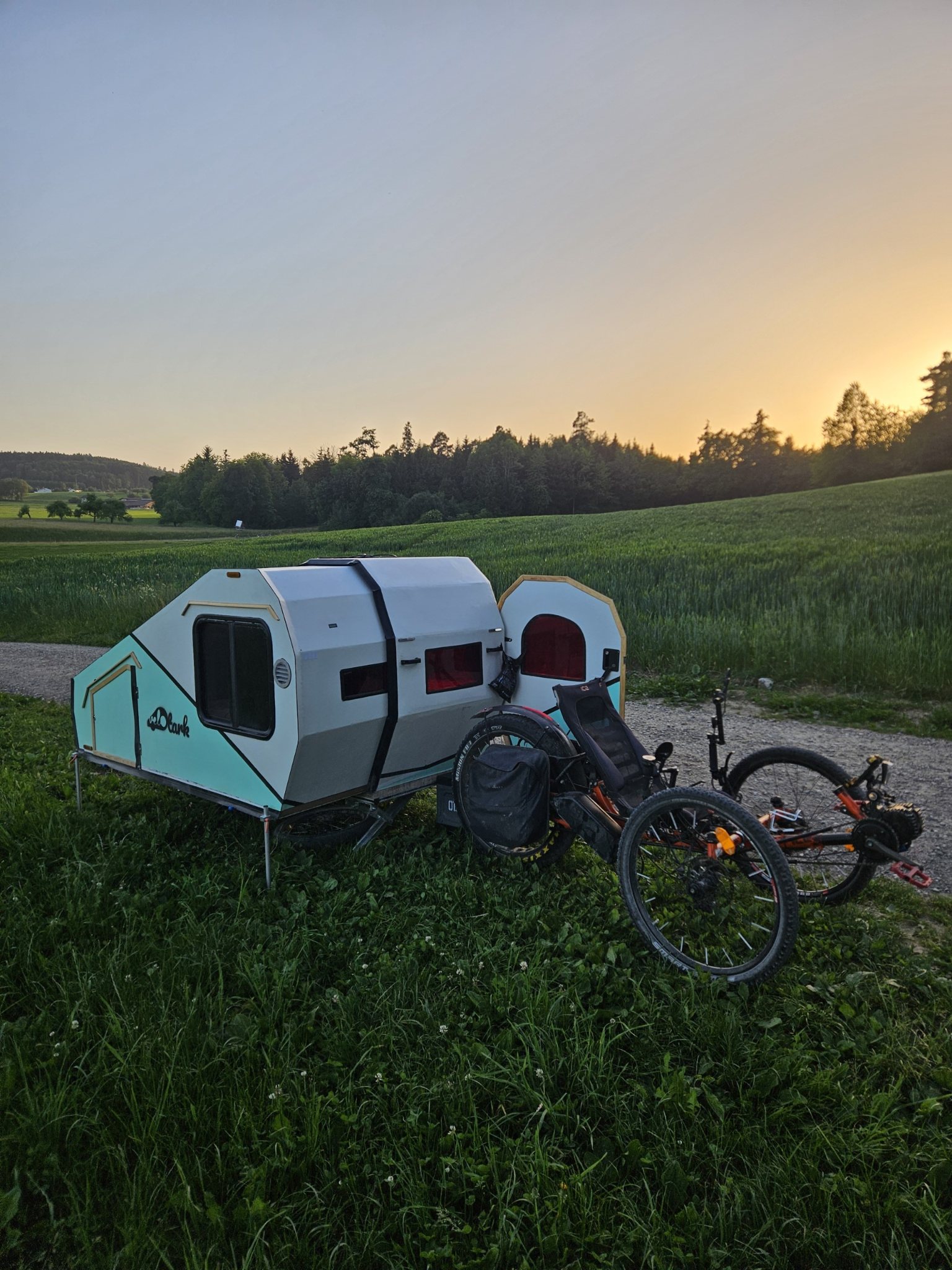 Velotark Twin Trailer in der Landschaft